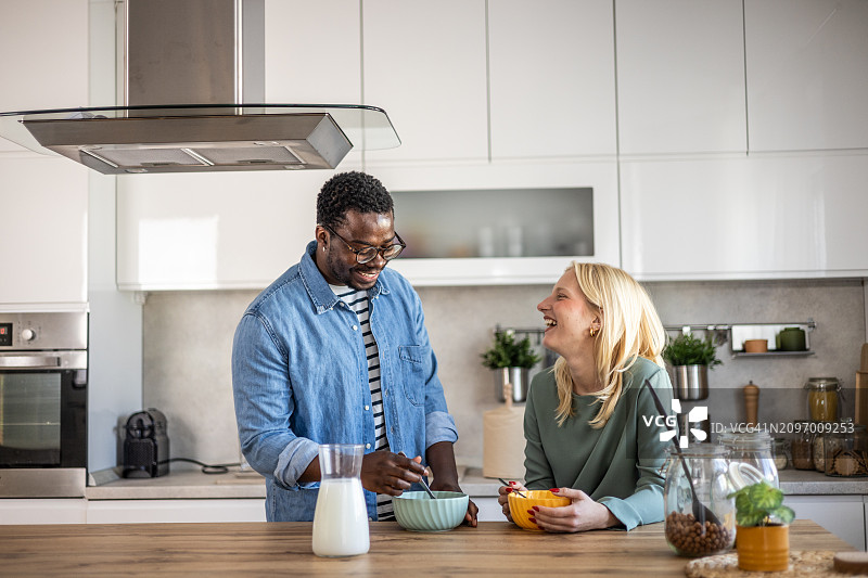 在厨房里享用早餐的夫妇图片素材