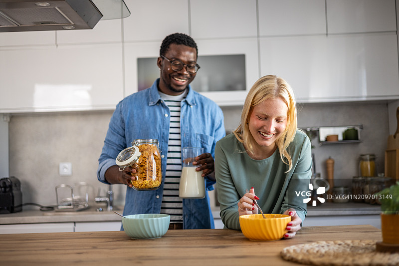 在厨房里享用早餐的夫妇图片素材