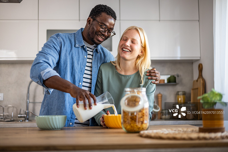在厨房里享用早餐的夫妇图片素材