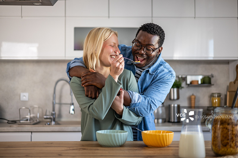 在厨房里享用早餐的夫妇图片素材