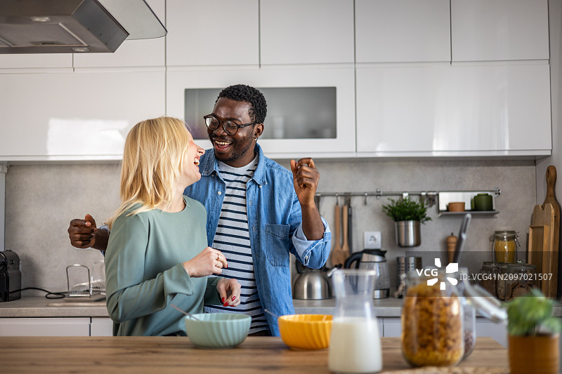 在厨房里享用早餐的夫妇图片素材