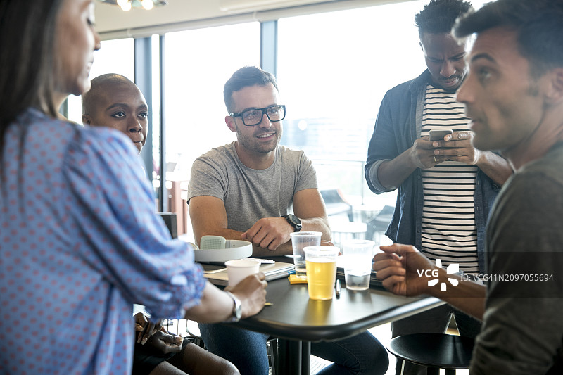 同事们一起喝酒图片素材