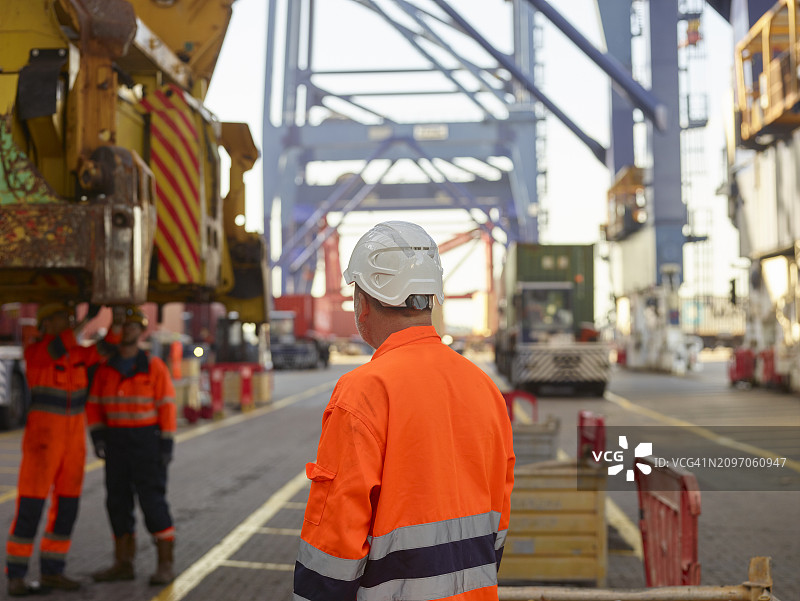 在英国费利克斯托港戴着安全帽的码头工人图片素材