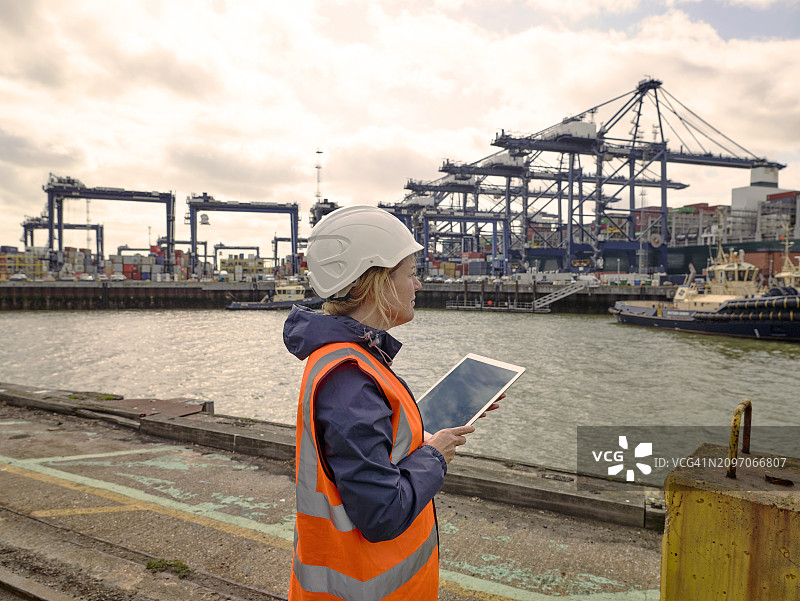 在英国费利克斯托港口使用数字平板的码头工人图片素材