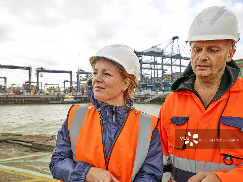 英国费利克斯托港的码头工人图片素材