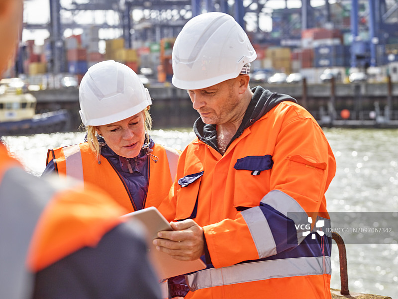 英国费利克斯托港的码头工人使用平板电脑图片素材