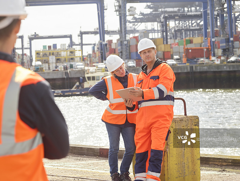 英国费利克斯托港的码头工人使用平板电脑图片素材