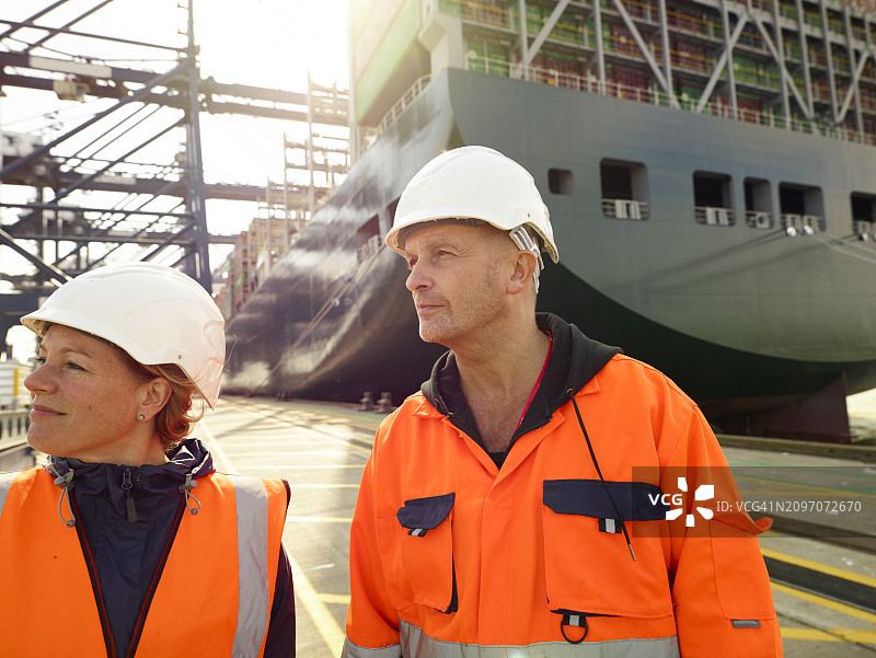 英国费利克斯托港的货船码头工人图片素材