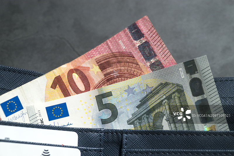 装有欧元纸币的蓝色钱包图片素材