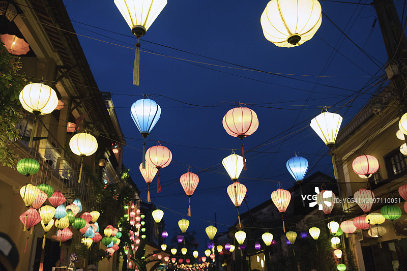 低角度拍摄街道上方的灯笼图片素材