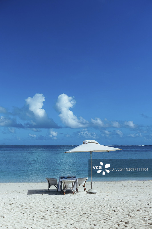 沙滩伞下餐桌图片素材