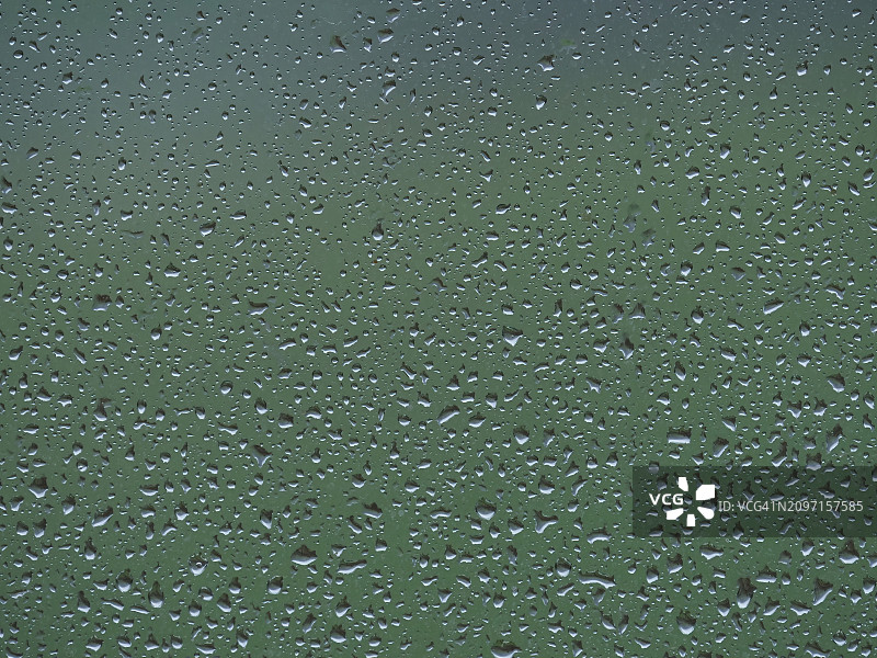 窗户玻璃上的雨滴图片素材