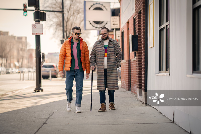 朋友们步行前往芝加哥当地的墨西哥餐厅图片素材