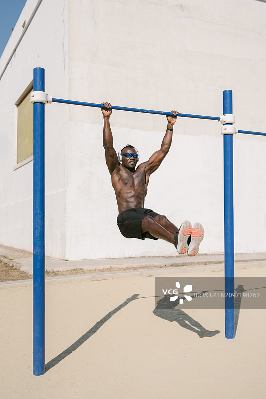 在公园里做街头健身的健壮男人图片素材