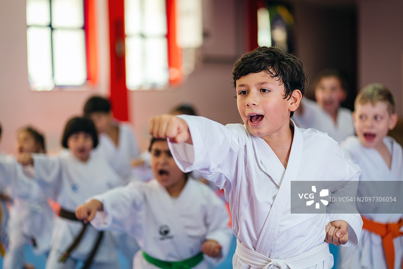 空手道训练：不同年龄段的孩子身穿和服图片素材