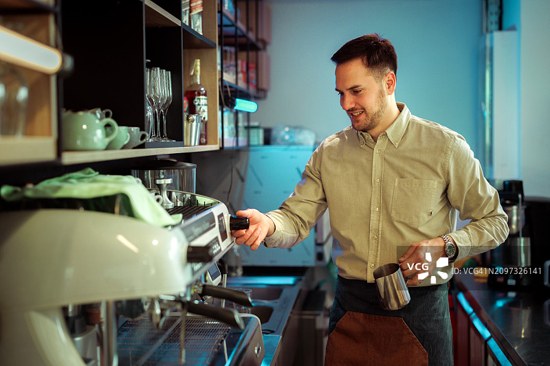 男人制作卡布奇诺咖啡图片素材