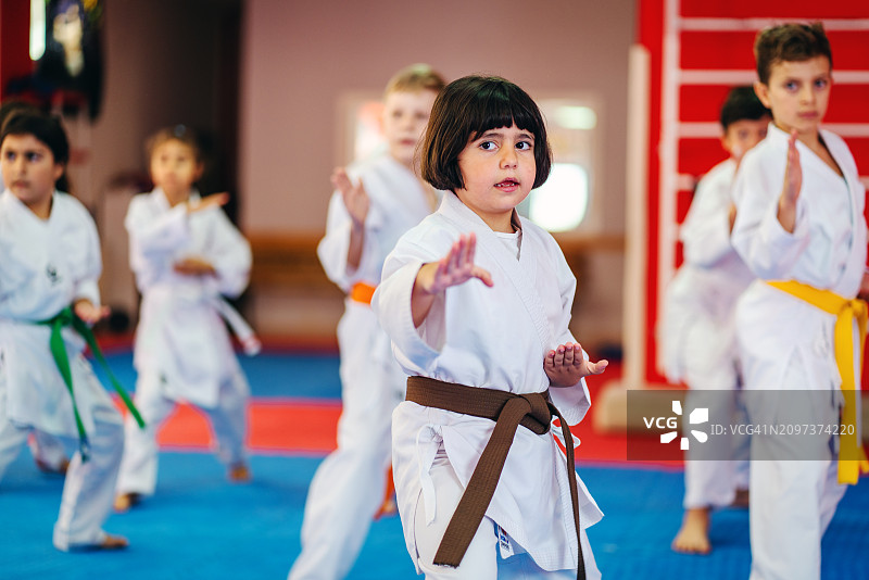 空手道训练：不同年龄段的孩子身穿和服图片素材
