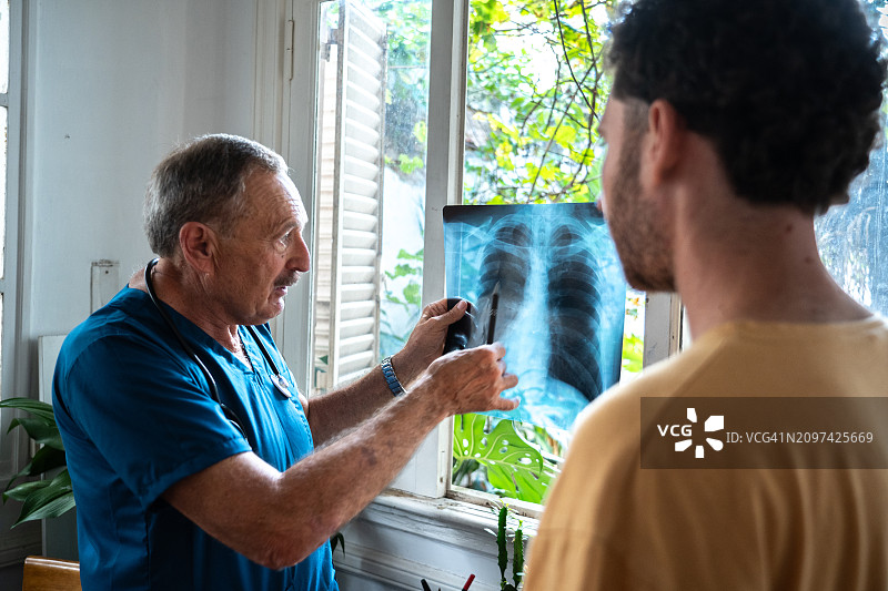 男护士向患者解释X光片图片素材