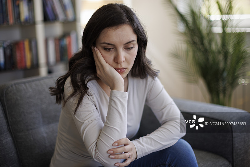 沮丧不开心的年轻女子患有抑郁症图片素材