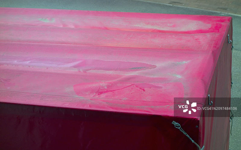 防水油布覆盖的车辆拖车图片素材