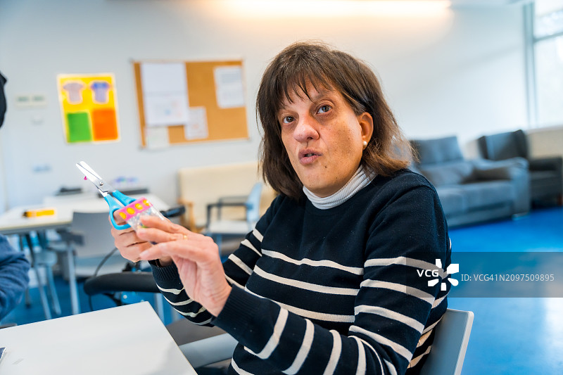 在工作室做手工的残疾妇女图片素材