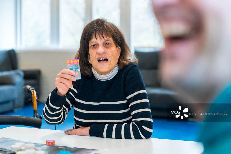 在中心做创意手工的特殊需求妇女图片素材