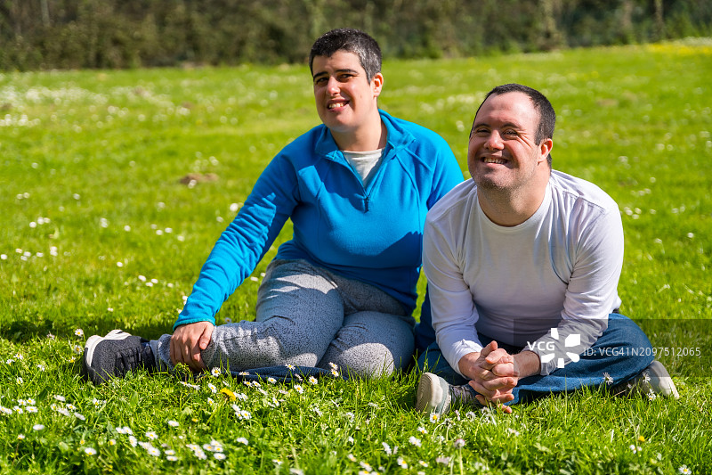 患有唐氏综合征的情侣在公园享受一天图片素材
