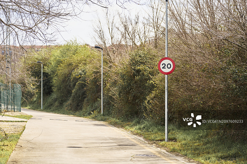 带有红色数字标志的人行道图片素材