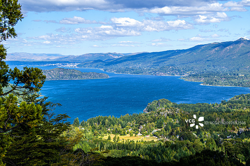 从坎帕纳里奥山俯瞰纳韦尔瓦皮湖全景（阿根廷内格罗河巴里洛切）图片素材