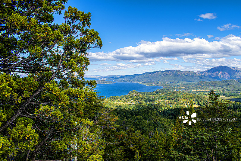 从坎帕纳里奥山俯瞰纳韦尔瓦皮湖全景（阿根廷内格罗河巴里洛切）图片素材