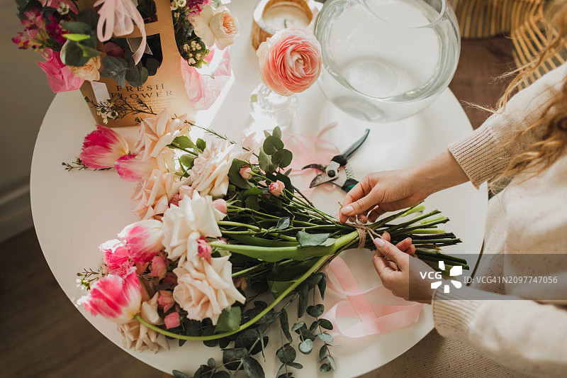 美女用鲜花装饰房子图片素材
