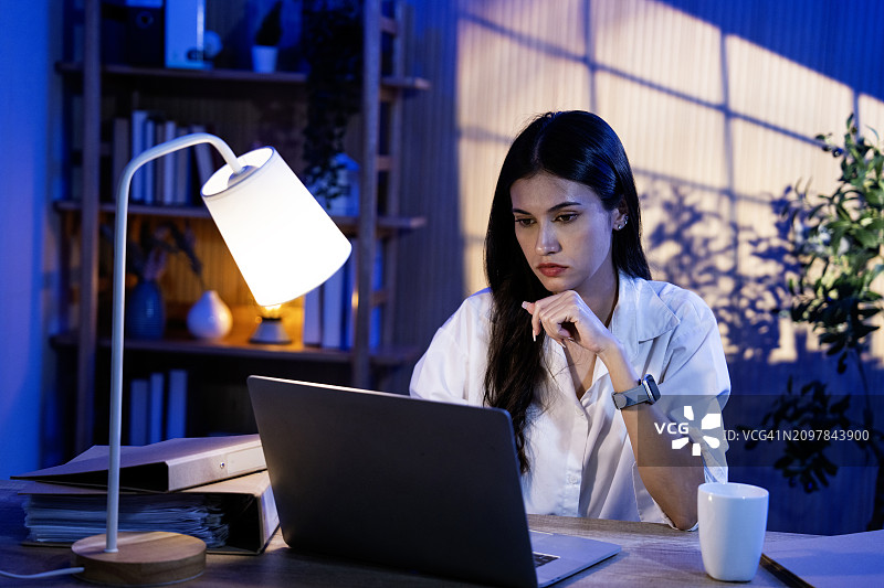 深夜工作的女商人图片素材