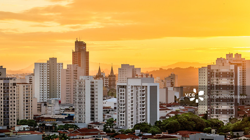 午后酷热中的城市图片素材