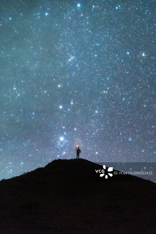 人们在山顶仰望星空图片素材