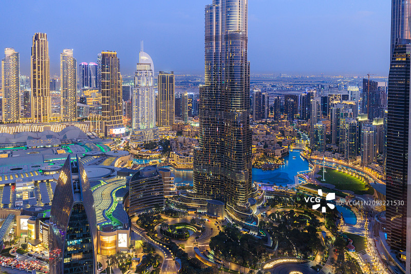 迪拜市中心夜景，哈利法塔周边图片素材