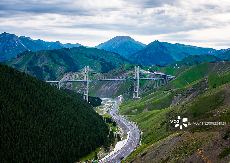 中国新疆维吾尔自治区果子沟大桥图片素材