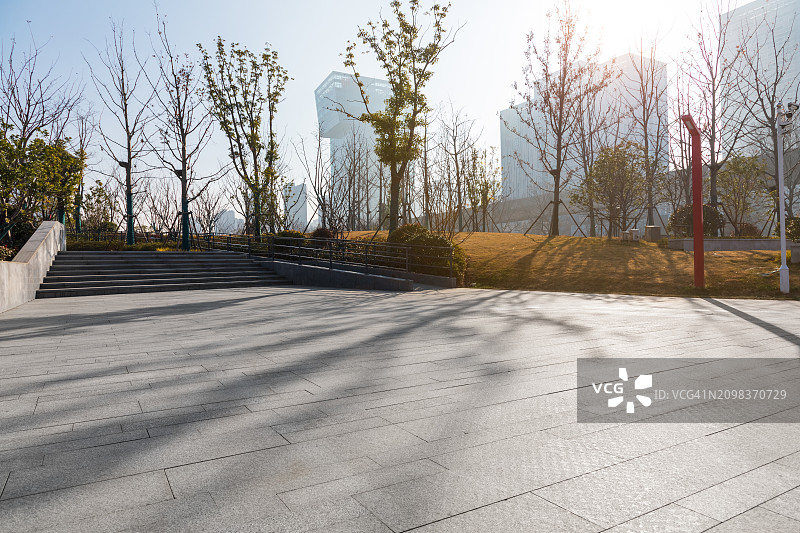 城市中的石板路和远处的摩天大楼图片素材