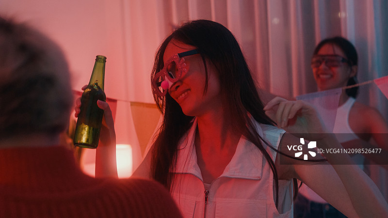 朋友们在聚会上喝酒跳舞特写图片素材