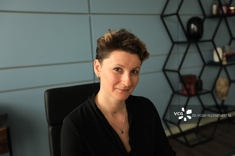 办公室里的黑衣女孩画像图片素材