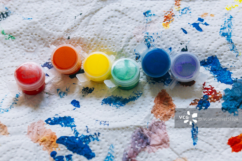 水彩颜料和画笔俯视图，彩虹色图片素材