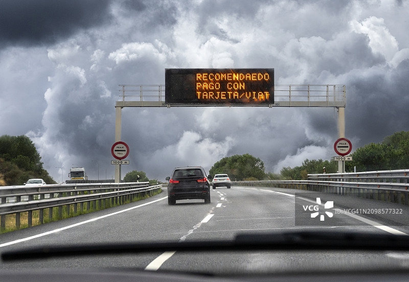 风雨天在高速公路上行驶的汽车第一人称视角，有照明标志图片素材