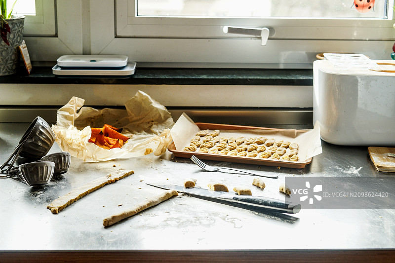 厨房窗台上的南瓜面疙瘩准备图片素材
