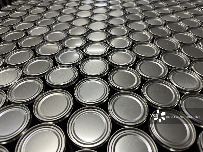 泰国差春骚府，等待装入篮中进行消毒的大量罐装沙丁鱼特写，东南亚图片素材
