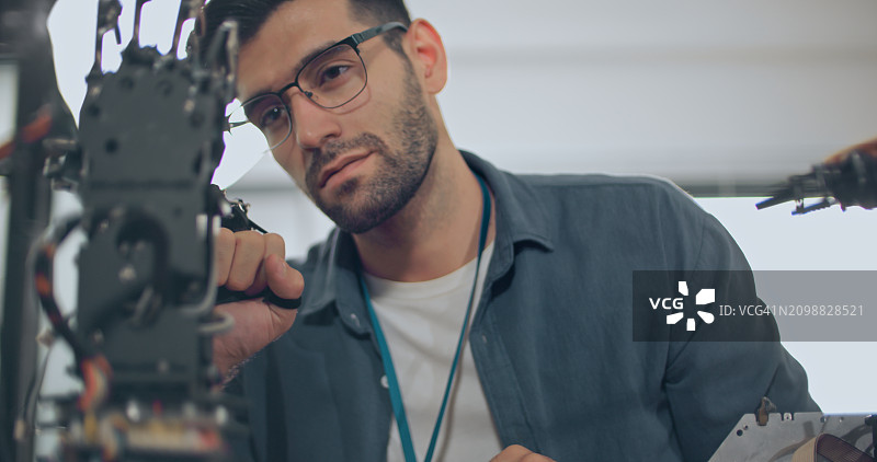 男人学习现代手动机器人程序图片素材