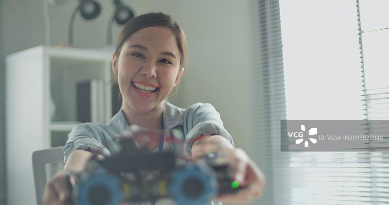 现代女人学习机械手程序图片素材