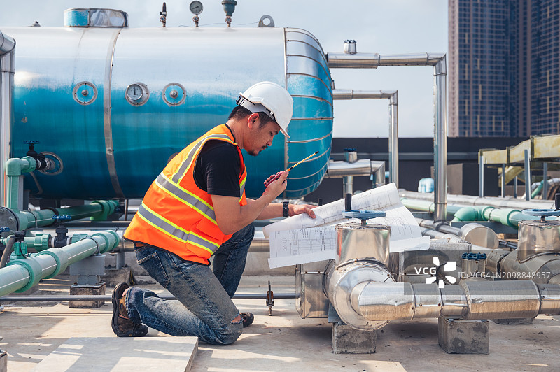 工程师在建筑工地检查管道图片素材