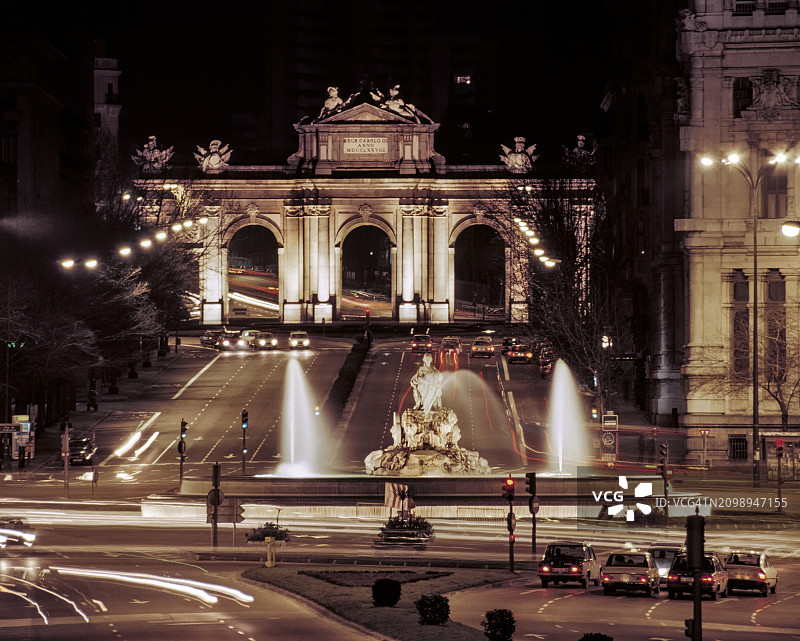 西贝莱斯广场和阿尔卡拉门，西班牙马德里图片素材