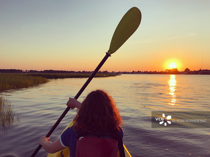 在钦科蒂格岛划皮划艇的少女图片素材