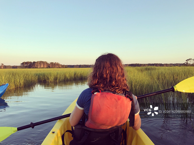 年轻女孩在钦科蒂格岛划皮划艇，周末度假图片素材