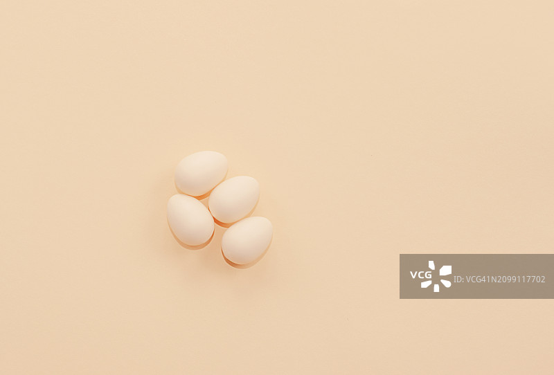 有机鸡蛋，柔和背景，平铺俯拍图片素材